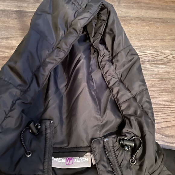 Free Tech Women’s Jacket - Picture 3 of 5